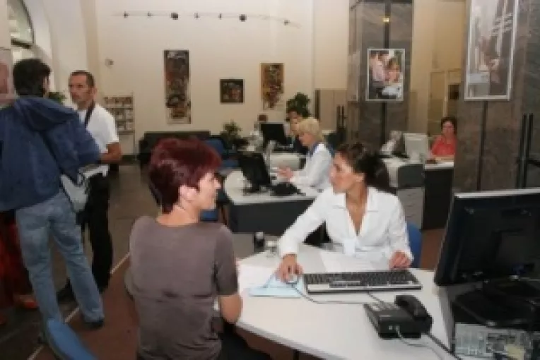 90 la suta dintre salariati au credite la banci