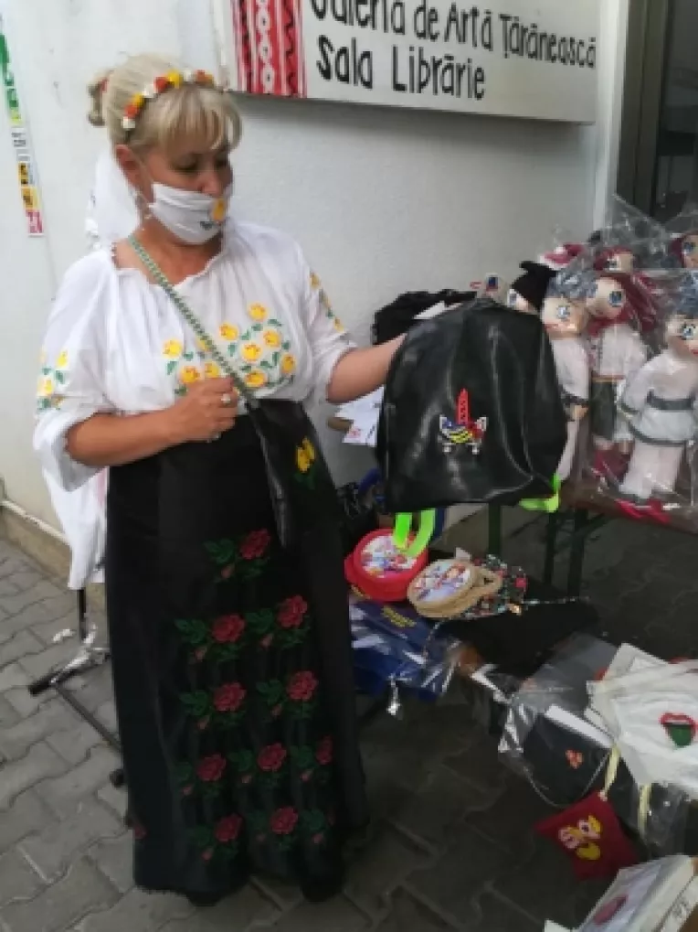 Alina Grigorov din Giurgiu creeaza masti cu mesaj brodat si papusi traditionale