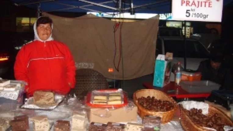 Ana Lucaciu: "La standul nostru din Piata Amzei, cele mai cautate sunt castanele prajite si halvaua!"