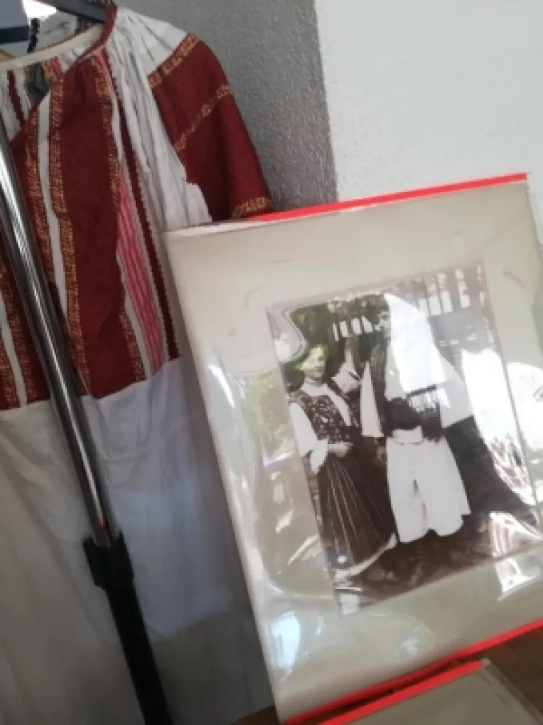 Colectionarul Silviu a venit la targ cu fotografii vechi si ii brodate