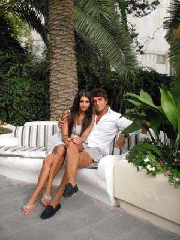 EBA (fiica presedintelui Romaniei) are un salariu lunar echivalent cu 35 de pensii medii din Romania!