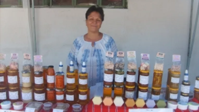 Elena Stan: "Ca noutate, am adus la evenimentul de la Topoloveni mierea de balta!"