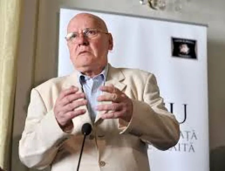 Fiul lui Razvan Theodorescu a fost gasit mort, in casa de vacanta din localitatea Corbeni din judetul Arges