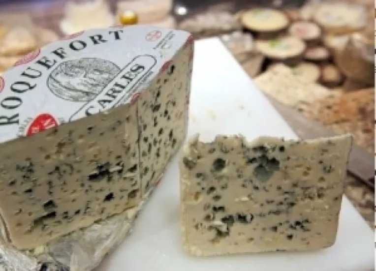 Francezii traiesc mai mult pentru ca mananca branza cu mucegai, un deliciu cu un gust asemanator cu cel al marii