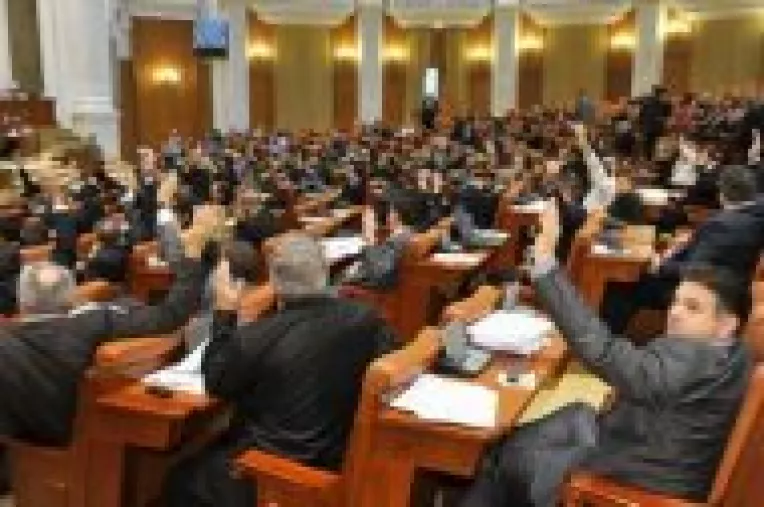 Inca un Craciun cu Boc Premier: Motiunea de cenzura pe tema comasarii alegerilor a fost respinsa 