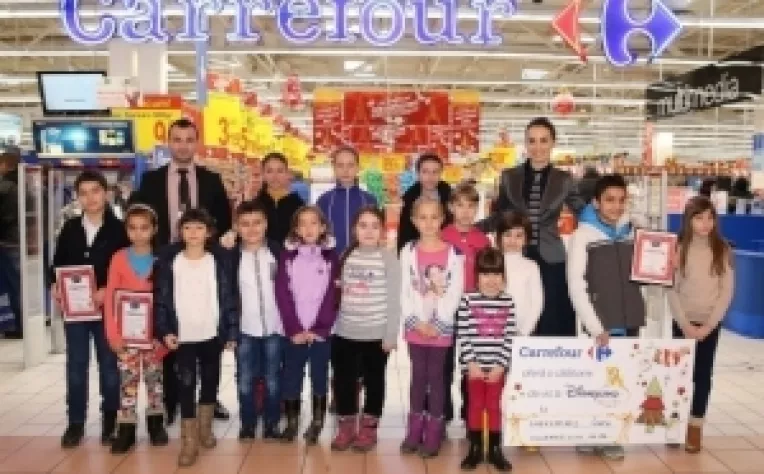 Mos Craciun si-a pregatit sacul cu daruri de la Carrefour!