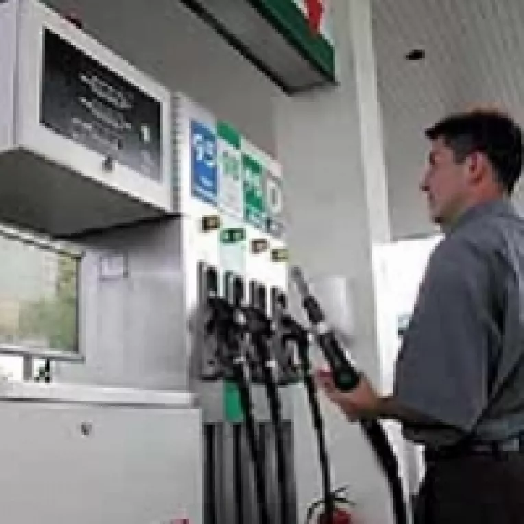 Petrolul se ieftineste pe plan mondial, la noi benzina si motorina raman scumpe