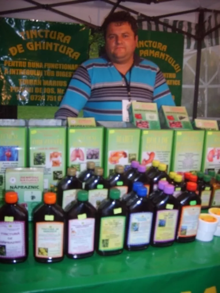 Produse naturale 100%, la standul fitoterapeutului Marius Tirban, in Parcul Cismigiu