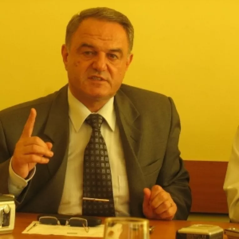 Prof. Constantin Tudor are un blog dedicat istoriei meleagurilor calarasene: PAGINI DE ISTORIE LOCALA