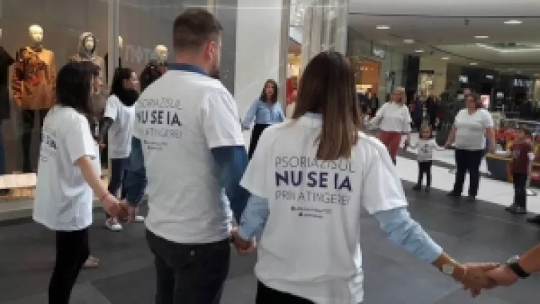 Ziua Internationala a Psoriazisului a fost marcata printr-un LANT UMAN, care transmite mesajul ca psoriazisul nu este contagios si nu se ia prin atingere